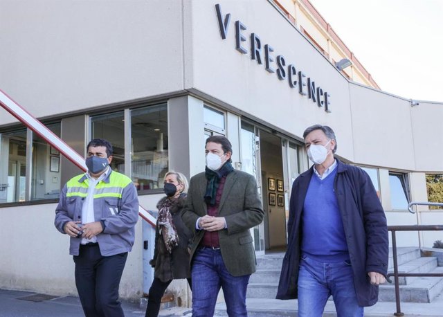 Fernández Mañueco en el centro con el cabeza de lista por Segovia, Francisco Vázquez, a su izquierda, durante la visita a la fábrica de Verescence.