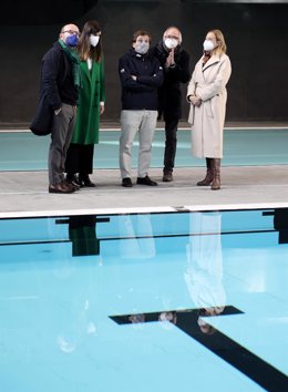 (I-D) El concejal de Centro, José Fernández; la concejala delegada de Deporte, Sofía Miranda; el alcalde de Madrid, José Luis Martínez-Almeida; y la delegada de Obras y Equipamientos, Paloma García Romero en el centro deportivo municipal La Cebada.