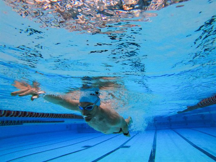 Archivo - Un nadador en una piscina en Vitoria