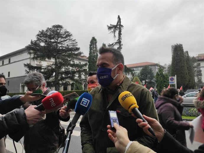 Archivo - El secretario general de CCOO de Asturias, José Manuel Zapico, atiende a los medios.