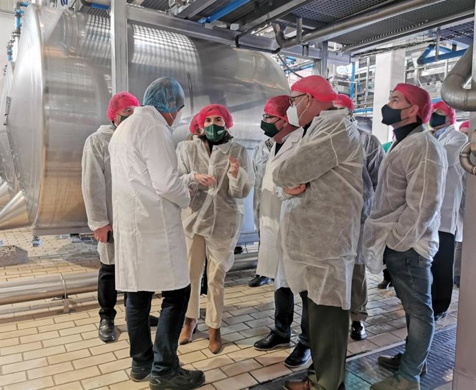 La consejera de Empleo, Rocío Blanco, en una visita a la cooperativa Agrosevilla.