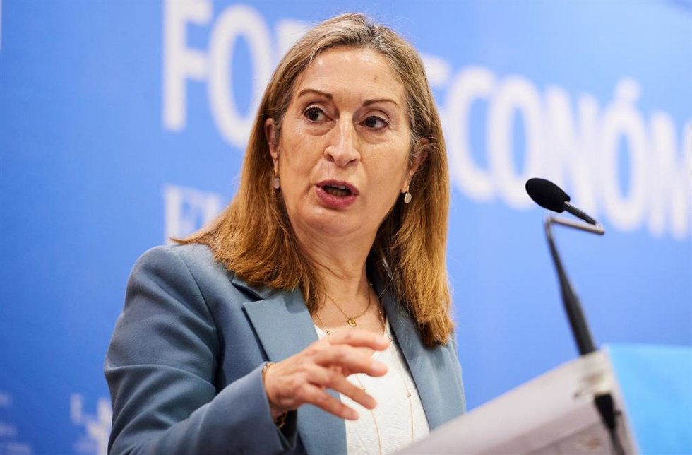 La vicepresidenta segunda del Congreso y vicesecretaria de Política Social del PP, Ana Pastor, interviene en el Foro Económico organizado por El Diario Montañés, en el Hotel Bahía, en Santander