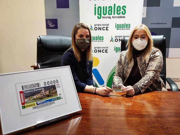 Leire Cayero (izda) y María José Jiménez presentan el cupón de la ONCE dedicado a Valdegeña (Soria)