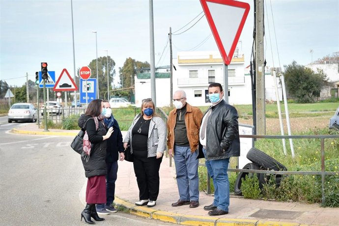 La concejala de Cs en el Ayuntamiento de Sevilla, Amelia Velázquez, con vecinos afectados de Valdezorras.