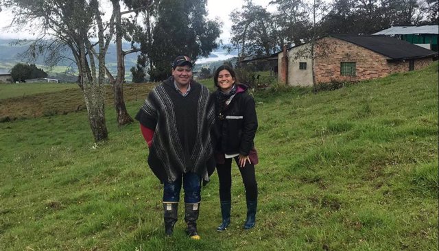 Ana Hauyón, becada DIME, con un emprendedor colombiano al que atiende la FMBBVA