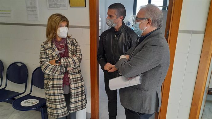 La delegada territorial de Salud y Familias de Cádiz, Isabel Paredes, durante su visita a los centros sanitarios de Arcos de la Frontera.