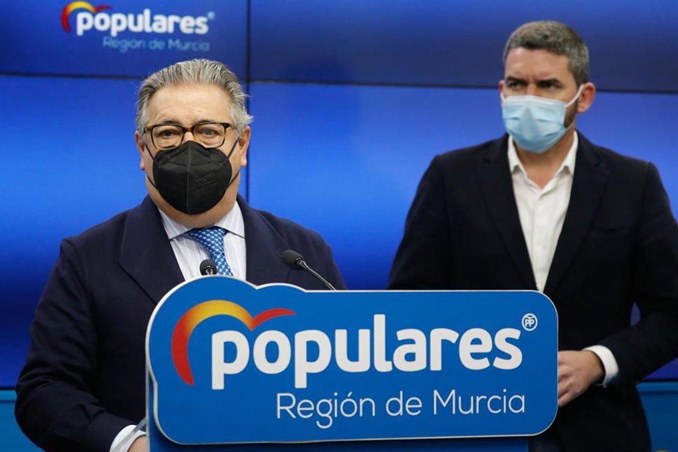 El eurodiputado del PP Juan Ignacio Zoido, junto al consejero de Agricultura de la Región de Murcia, Antonio Luengo