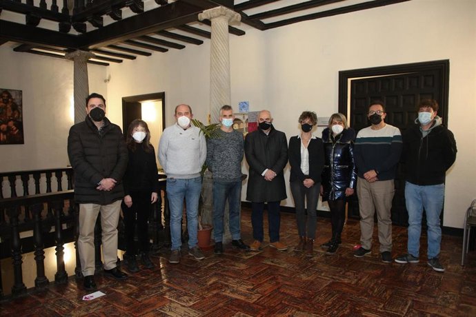 El vicepresidente Aierdi (centro) junto a los alcaldes y alcaldesas de la comarca de Sangüesa y Prepirineo