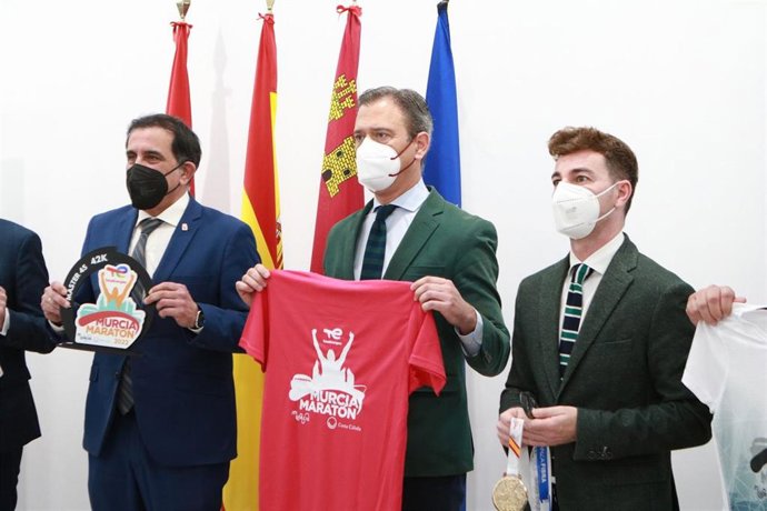 El consejero de Presidencia, Turismo y Deportes, Marcos Ortuño, muestra la camiseta del maratón acompañado por el alcalde de Murcia (i), José Antonio Serrano, y el director general de Deportes, Francisco Javier Sánchez.