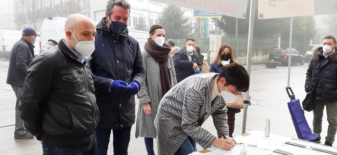 Recogida de firmas del BNG a favor de un "tren digno" para Lugo, con Ana Pontón y Néstor Rego, entre otros