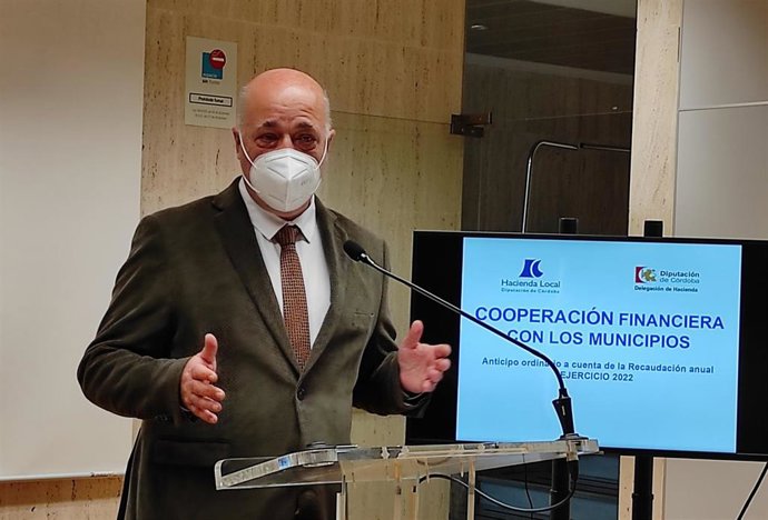 El presidente de la Diputación de Córdoba, Antonio Ruiz, durante la rueda de prensa.