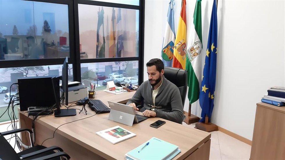 El diputado del Área de Transición Ecológica y Desarrollo Urbano Sostenible, Mario Fernández, durante su reunión con COAG-Cádiz.