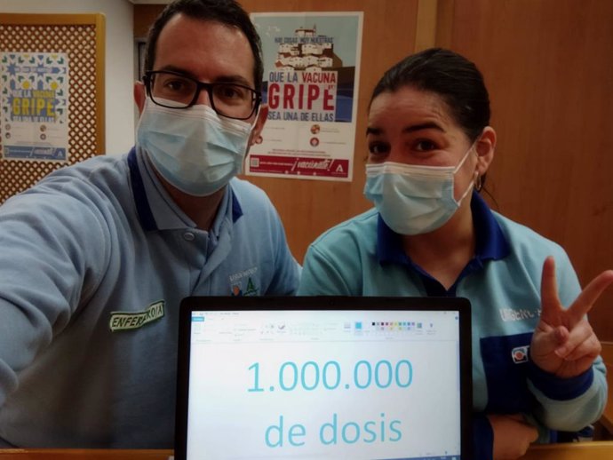 Dos sanitarios celebran llegar al millón de dosis de vacunas administradas en el distrito Bahía de Cádiz-La Janda.