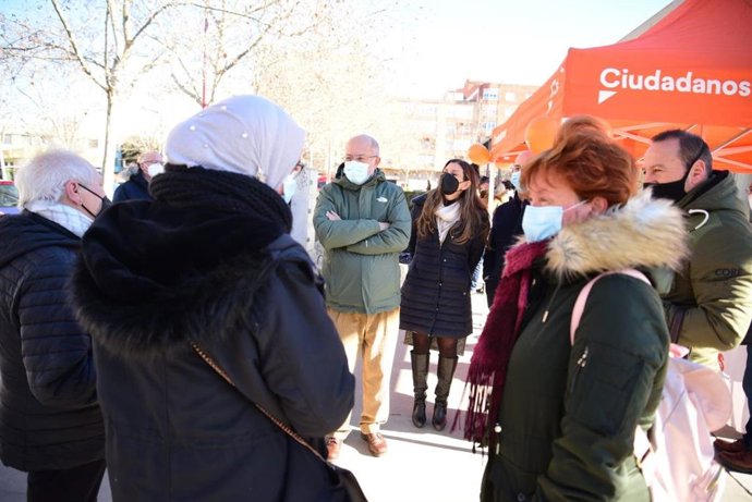 El candidato de Ciudadanos a la Presidencia de la Junta de Castilla y León, Francisco Igea, en su visita al barrio vallisoletano de Pajarillos.