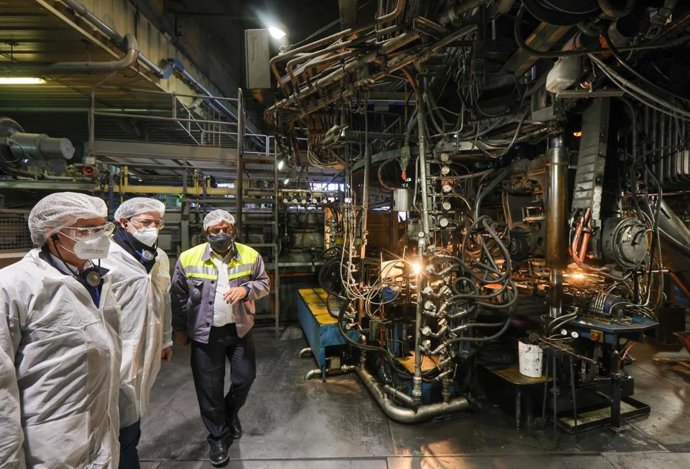 En el centro, Fernández Mañueco visita la fábrica de Verescence en Real Sitio de San Ildefonso (Segovia).