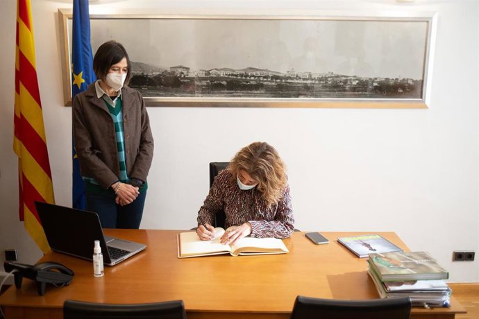 La ministra de Transportes, Movilidad y Agenda Urbana, Raquel Sánchez, firma un protocolo de actuación de Agenda Urbana, en la sede del Ayuntamiento de Santa Coloma de Gramenet, a 28 de enero de 2022, en Santa Coloma de Gramenet, Barcelona, Catalunya (E