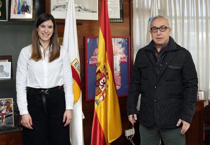 La concejala de Deportes del Ayuntamiento de Madrid, Sofía Miranda, y el presidente del COE, Alejandro Blanco, en la sede de dicho organismo en Madrid.