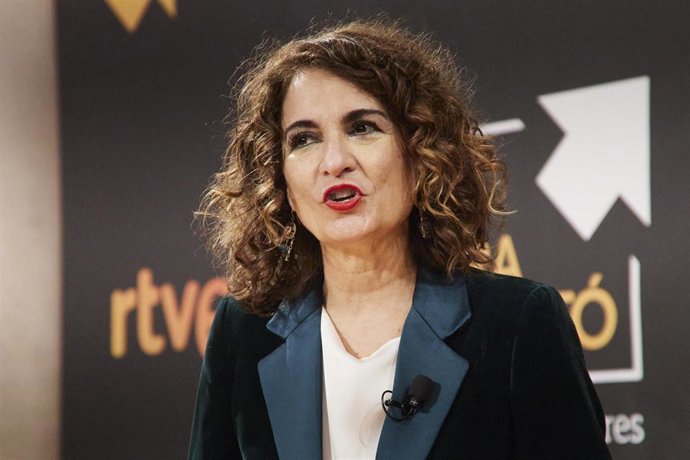 La ministra de Hacienda, María Jesús Montero, este viernes en Sevilla antes de participar en el programa de RTVE 'Fuera de Plató'.  