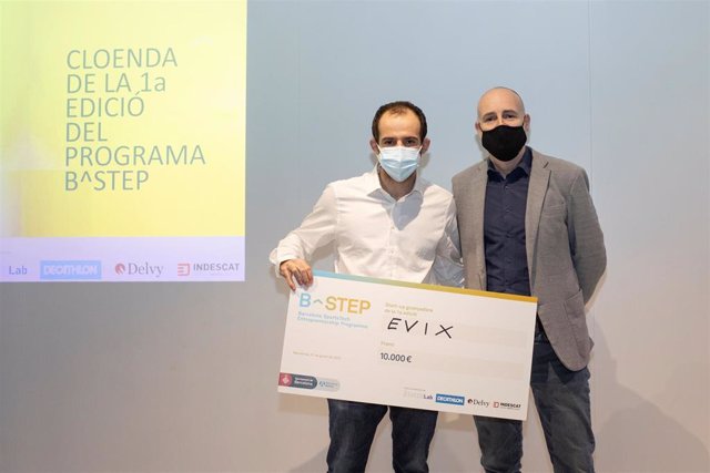 El director general de Barcelona Activa, Fèlix Ortega, entrega el premio a Evix