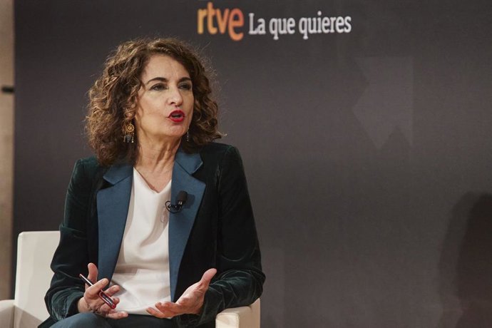 La ministra de Hacienda, María Jesús Montero, (i) atiende a las preguntas de la directora de RTVE Andalucia, Paloma Jara, (d) durante el programa de RTVE Fuera de Plató celebrado en la Fundación, a 28 de enero de 2022 en Sevilla (Andalucía, España)