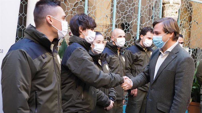 Repullo saluda a una nueva agente de Medio Ambiente.