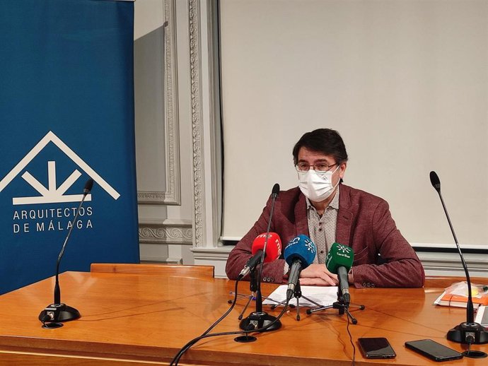 El decano del Colegio de Arquitectos de Málaga, Francisco Sarabia, en rueda de prensa en Málaga