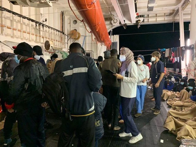 Archivo - El 'Geo Barents' rescata a un grupo de migrantes en el Mediterráneo