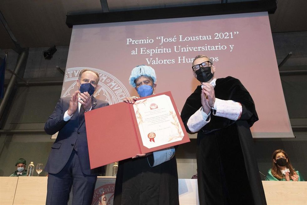 Archivo - El catedrático emérito Ramón Almela recibe el premio Rector Loustau