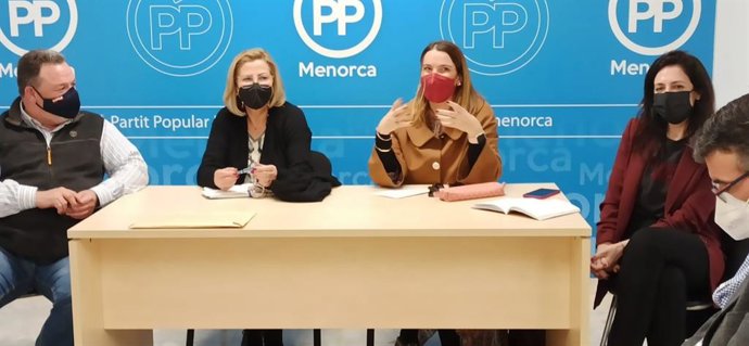 La presidenta del PP, Marga Prohens, en Menorca.