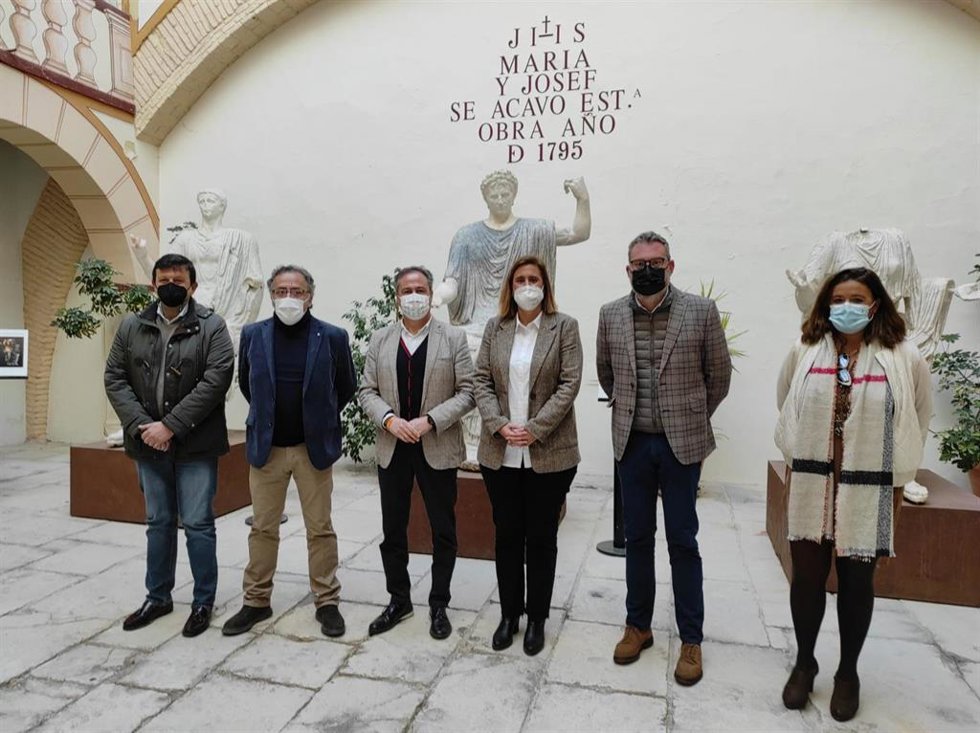 El delegado territorial de Turismo de la Junta en Córdoba, Ángel Pimentel (tercero por la izda.), visita el Museo Histórico y Arqueológico de Baena.