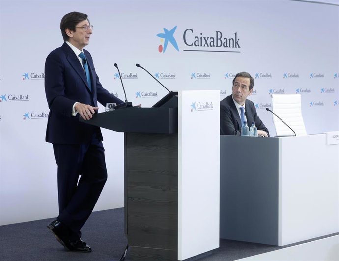 (I-D) El presidente de CaixaBank, José Ignacio Goirigolzarri, y el consejero delegado, Gonzalo Gortázar, presentan los resultados del ejercicio 2021, a 28 de enero de 2022, en Valencia, Comunidad Valenciana (España). CaixaBank registró un beneficio atri