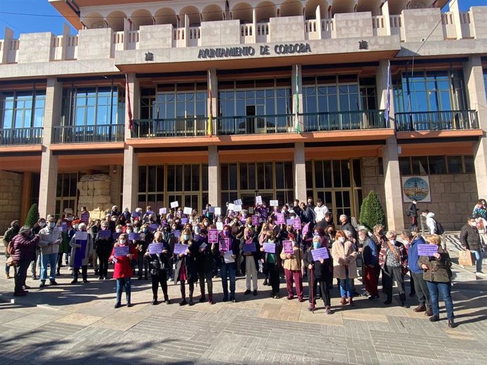 Mujeres concentradas ante el Ayuntamiento de Córdoba que han rezado al alcalde para que defienda su derecho al aborto sin ser acosadas.
