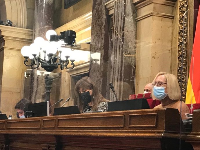 La presidenta del Parlament, Laura Borrs, con la vicepresidenta segunda de la Mesa, Assumpta Escarp (PSC) y el secretario primero Ferran Pedret (PSC)