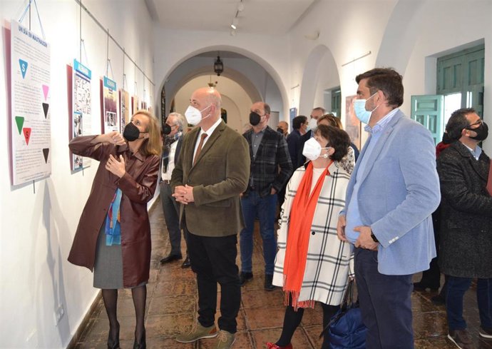 Ruiz (2 izda.), en la inauguración de la exposición.