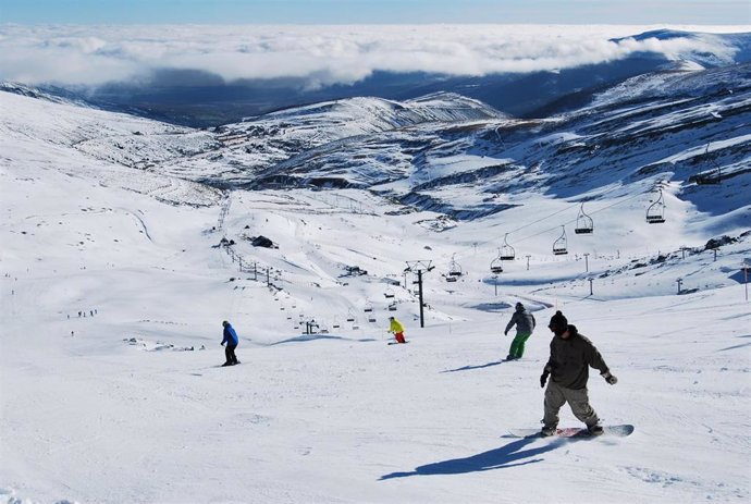 Estación de esquí de Alto Campoo. Esquiadores. Deporte blanco