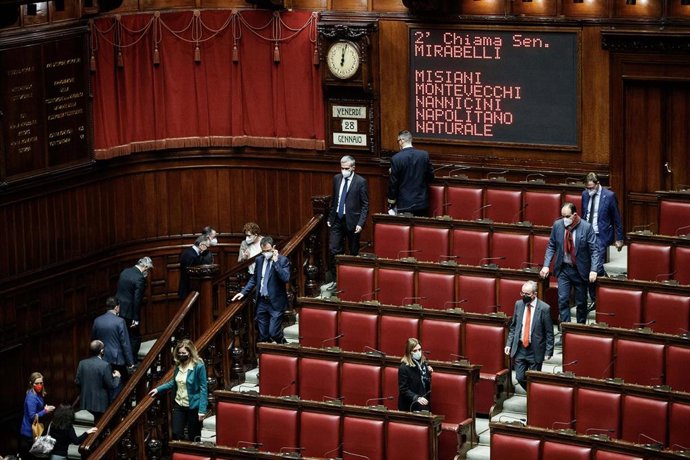 Legisladores italianos votan en la quinta jornada para elegir al presidente en Roma. 