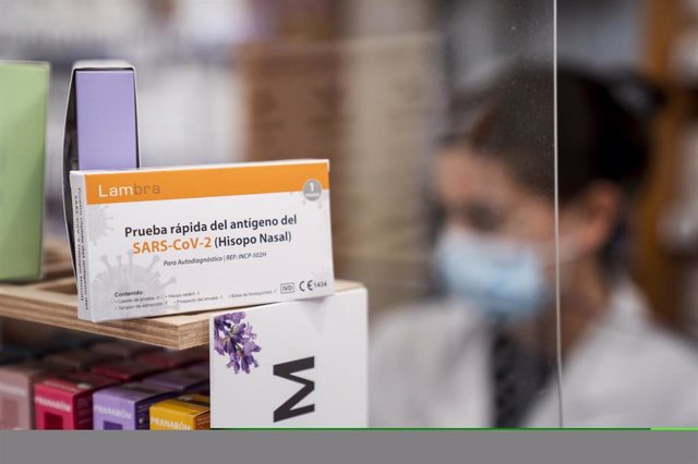 Una prueba rápida del antígeno del por SARS-CoV-2  en una farmacia 