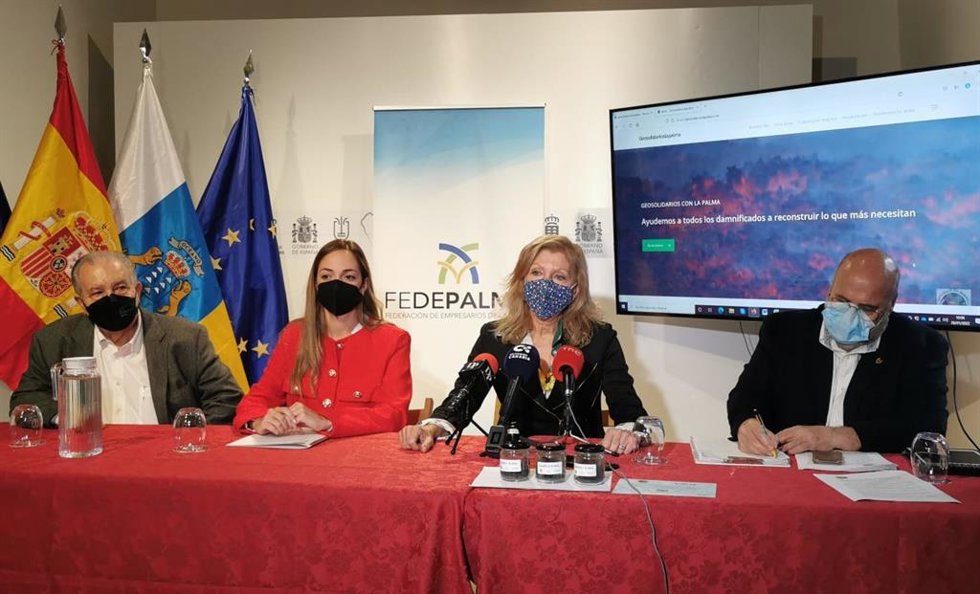 El presidente de FEDEPALMA, Tomás Barreto, y la consejera de Medio Ambiente del Cabildo de La Palma, María Rodríguez, participan en la presentación de 'Geosolidarios por La Palma'