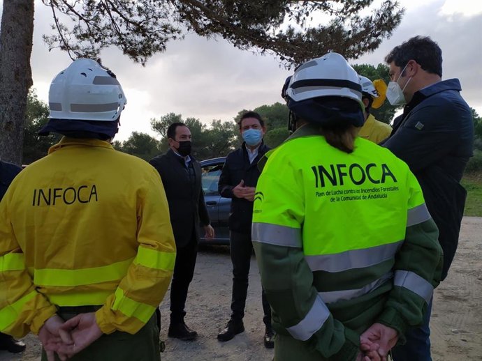Daniel Sánchez y el alcalde de Vejer en los trabajos forestales del monte público Las Quebradas.