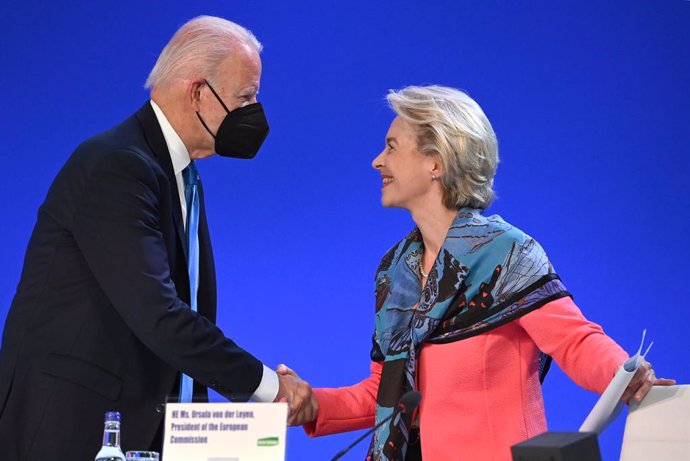 Archivo - 02 November 2021, United Kingdom, Glasgow: US President Joe Biden (L)greets European Commission President Ursula von der Leyen during a session on "Accelerating clean technology innovation and deployment" with world leaders and individuals fr