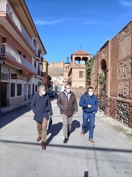 El delegado territorial de Regeneración, Justicia y Administración Local de la Junta en Granada, Enrique Barchino, ha visitado La Calahorra junto al alcalde, Alejandro Ramírez.