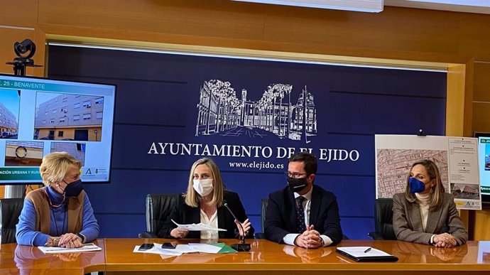 Junta y el Ayuntamiento de El Ejido presenta el proyecto para rehabilitación de viviendas.