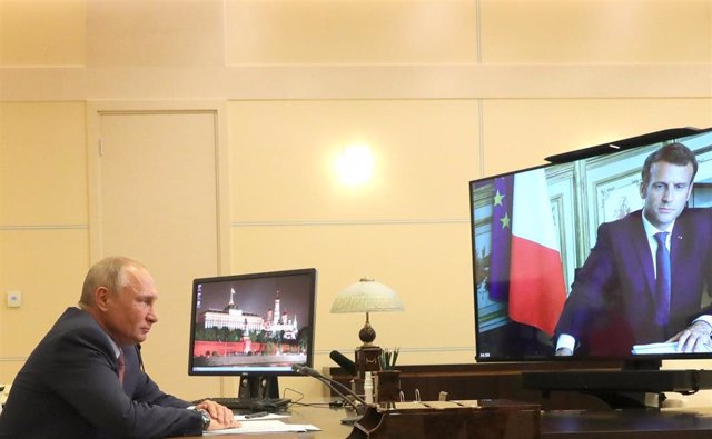 Archivo - El presidente de Rusia, Vladimir Putin, en una videoconferencia con su homólogo francés, Emmanuel Macron. 