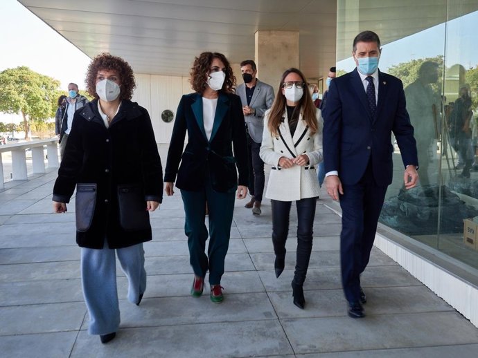 La ministra de Hacienda, María Jesús Montero, en su visita a Ayamonte.