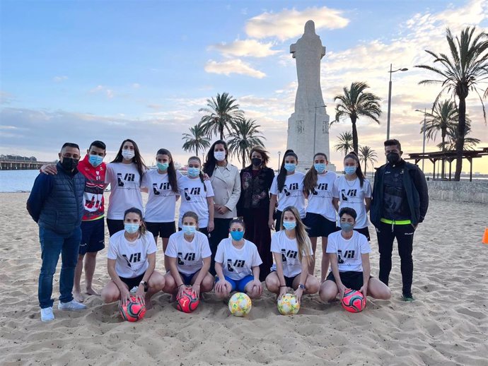 El Puerto de Huelva y el IAM apoyan al Recreativo de Huelva Femenino de Fútbol Playa.