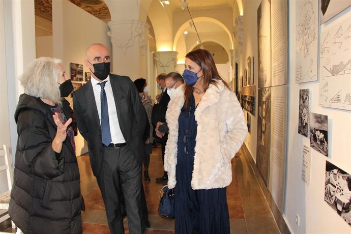 El alcalde de Sevilla, Antonio Muñoz, y la delegada de Presidencia y Hacienda, Sonia Gaya, han asistido a la inauguración de la muestra en el Alcázar.