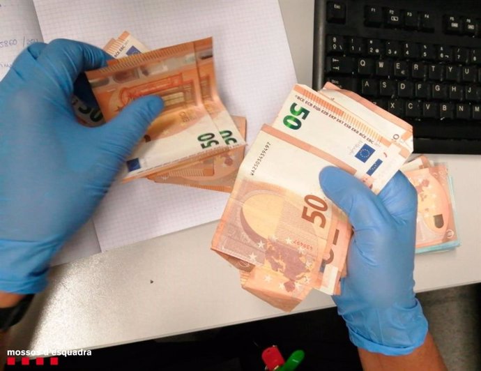 Archivo - Los Mossos le intervinieron marihuana, cocaína y más de 2.000 euros en billetes la madrugada de este jueves .