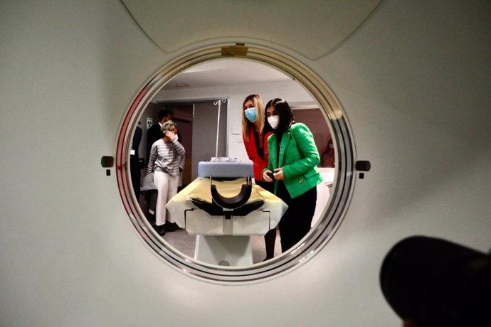 La consellera de Salud y Consumo, Patricia Gómez, y la ministra de Sanidad, Carolina Darias, visitan uno de los equipamientos del Hospital Son Lltzer.