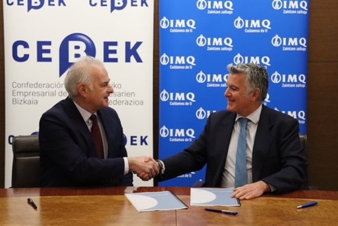 El secretario general de Cebek, Francisco Javier Azpiazu, y el director de Desarrollo de Negocio y Canales de Venta de IMQ, Luis Fernández de Larrea