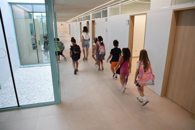 Archivo - Una profesora acompaña a alumnos de Educación Primaria a un aula del colegio Les Arts, de reciente construcción, durante el primer día del curso escolar 2021-2022 en la Comunidad Valenciana, a 8 de septiembre de 2021, en Valencia, Comunidad Va